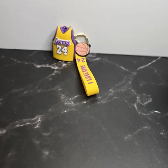 Kobe Bryant LA Lakers Yellow and Purple Keychain - Picture 3 of 3